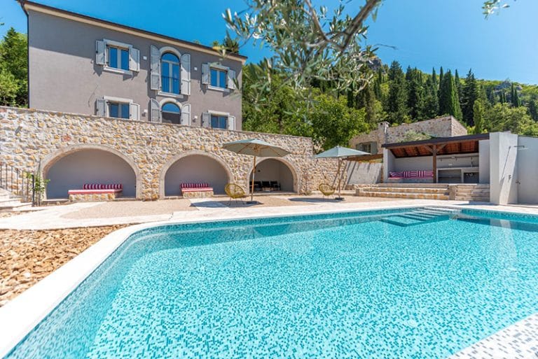 Unique boutique complex in a Mediterranean style, with a pool, Trebesin, Herceg Novi