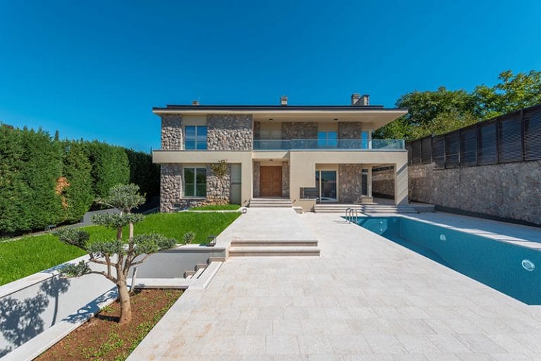 Luxury villa with a pool, Mareza