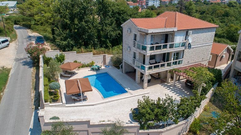Moderna vila sa bazenom i djelimičnim pogledom na more, Bonići, Tivat