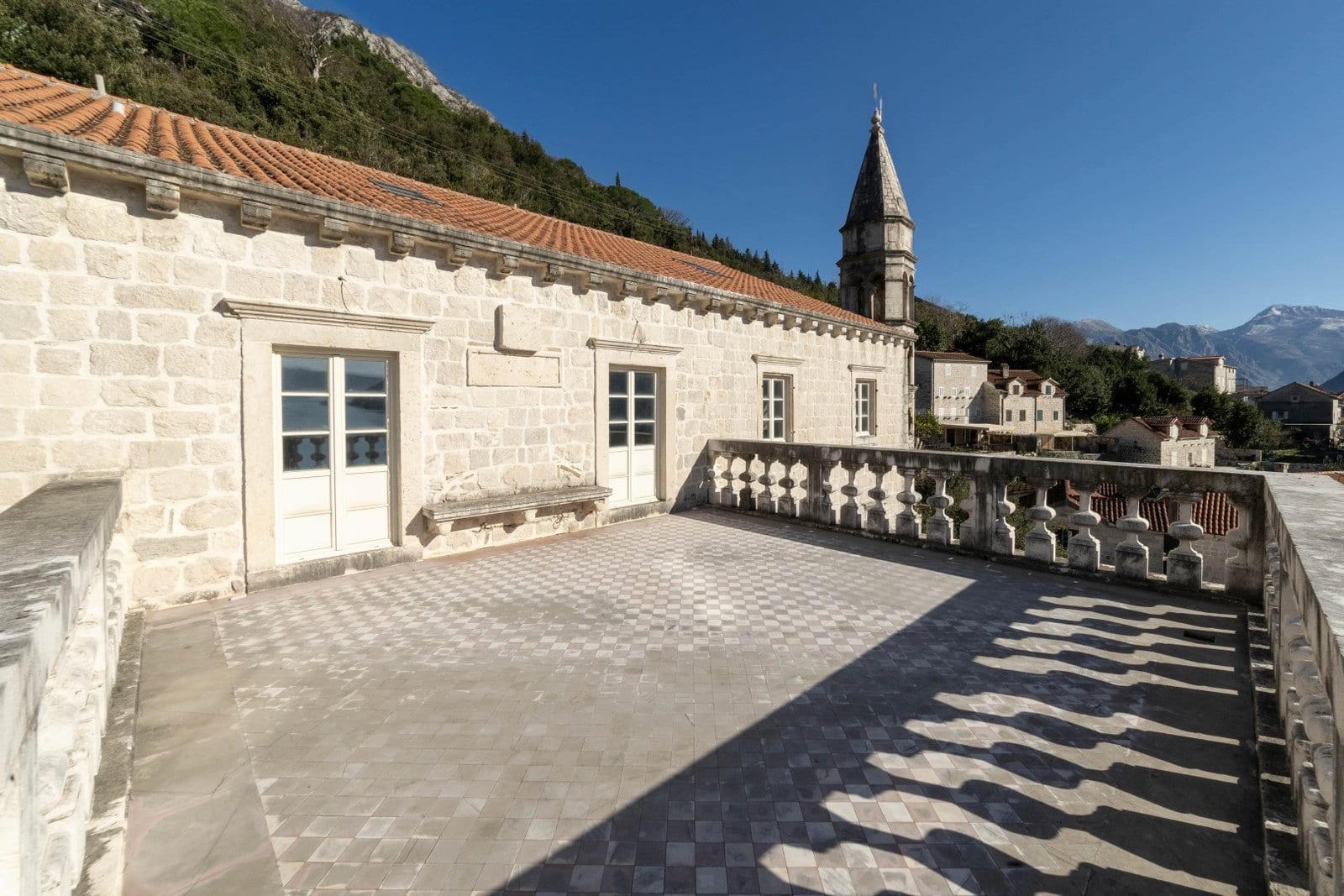 Palata Zmajević Perast terasa u završnoj fazi rekonstrukcije