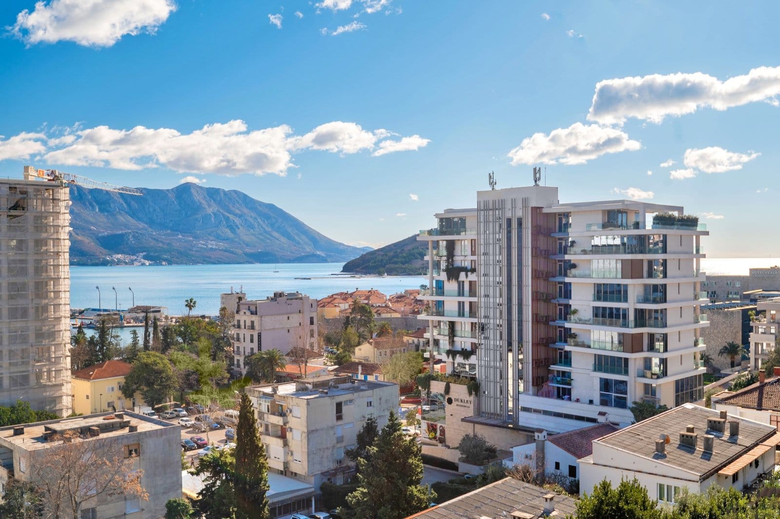 Prodaja nekretnina Gospoština, Budva. Luksuzan trosobni apartman sa pogledom na more, Gospoština, Budva