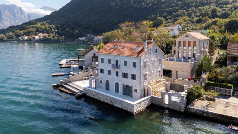 Privatni kompleks mini-hotela i vile prvog reda sa panoramskim pogledom na more, Stoliv, Kotor