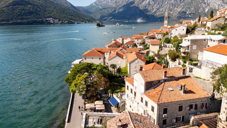 Šarmantna kamena kuća na obali mora sa bazenom, Perast