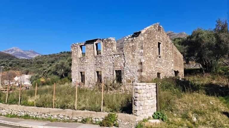 Plac sa ruševinom velike kamene kuće, Stari Bar