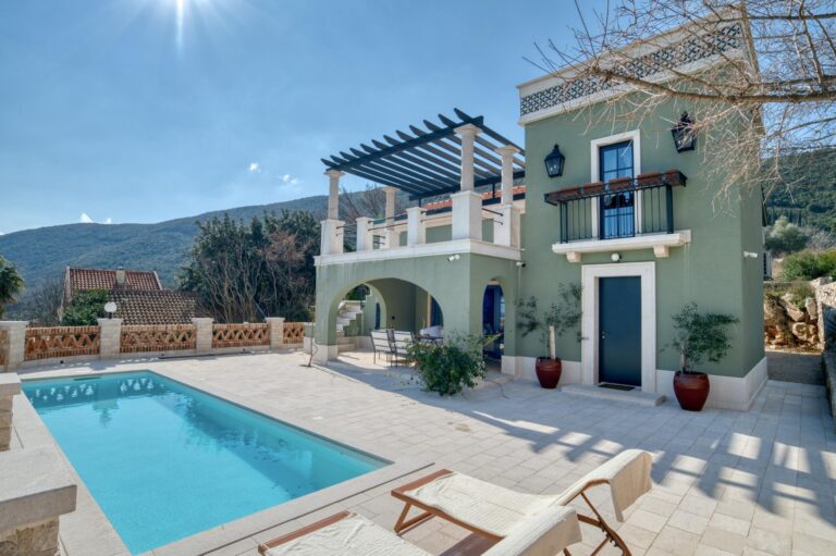Family house with an open view of the sea, Herceg Novi