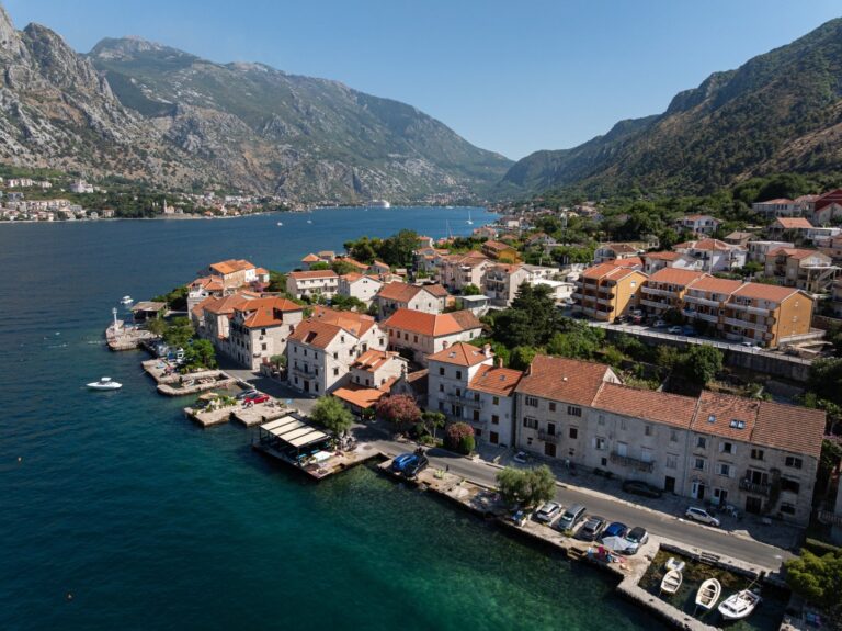 Istorijska kamena vila na prvoj liniji do mora, Prcanj, Kotor