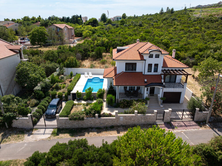 Šarmantna vila sa bazenom blizu Luštica Bay kompleksa, Radovići, Tivat
