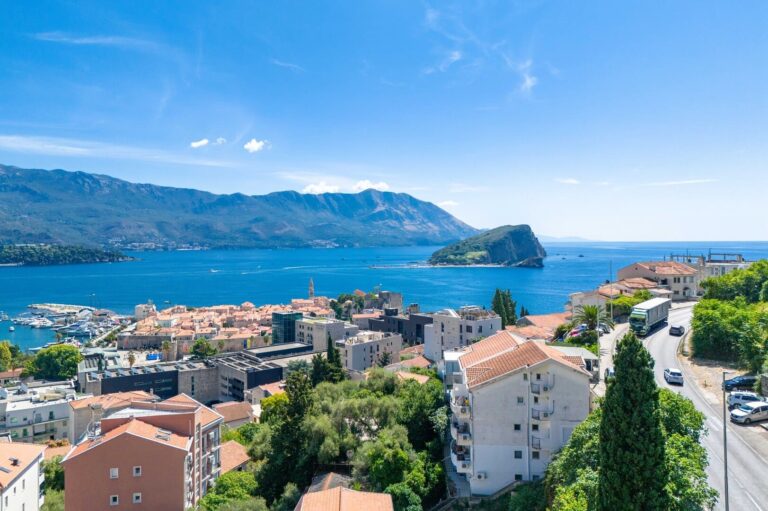Duplex two-bedroom apartment with a view of the sea and the Old Town, Gospoština, Budva