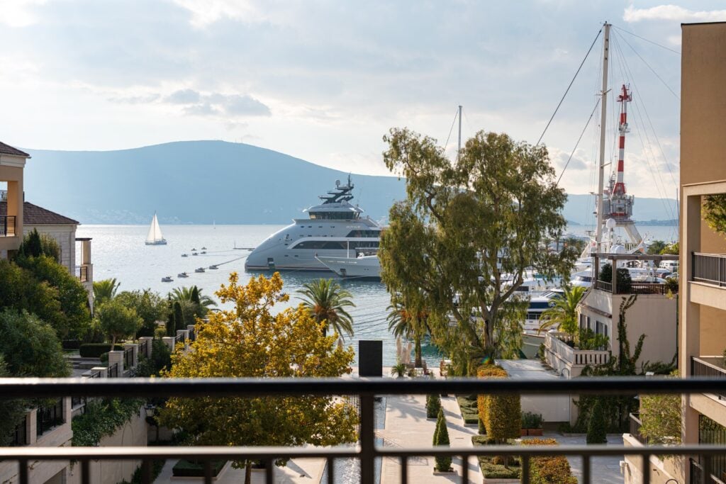 Trosoban penthaus sa direktnim pristupom krovnom bazenu u zgradi Zeta, Porto Montenegro Tivat