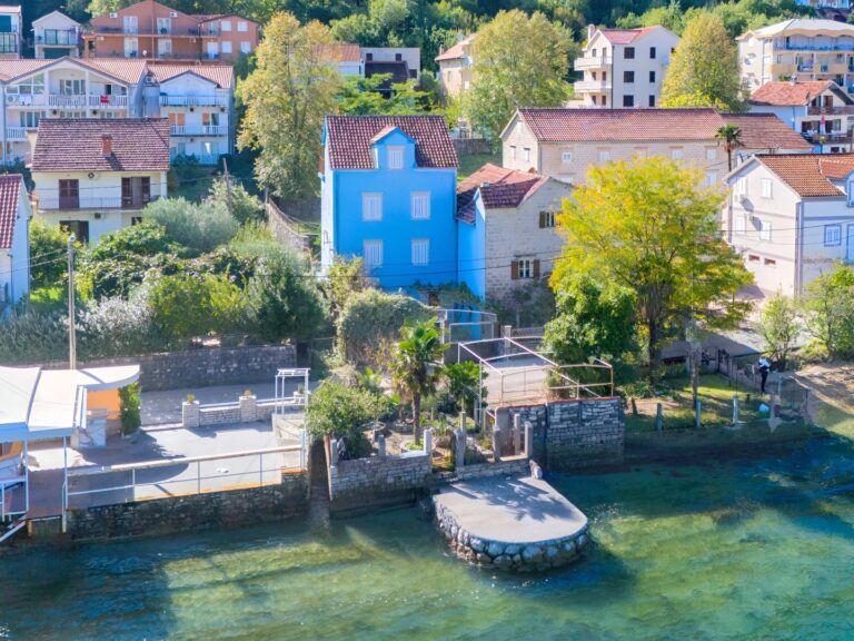 Kuća na prvoj liniji do mora, s pontom, Stoliv