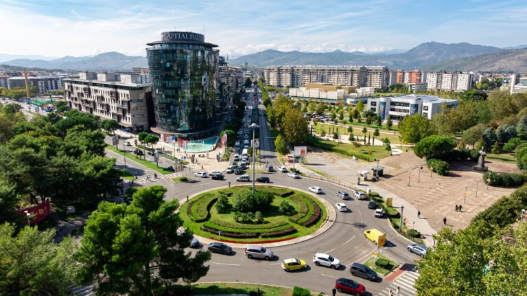 Capital Plaza: меблированная двухкомнатная квартира, Подгорица