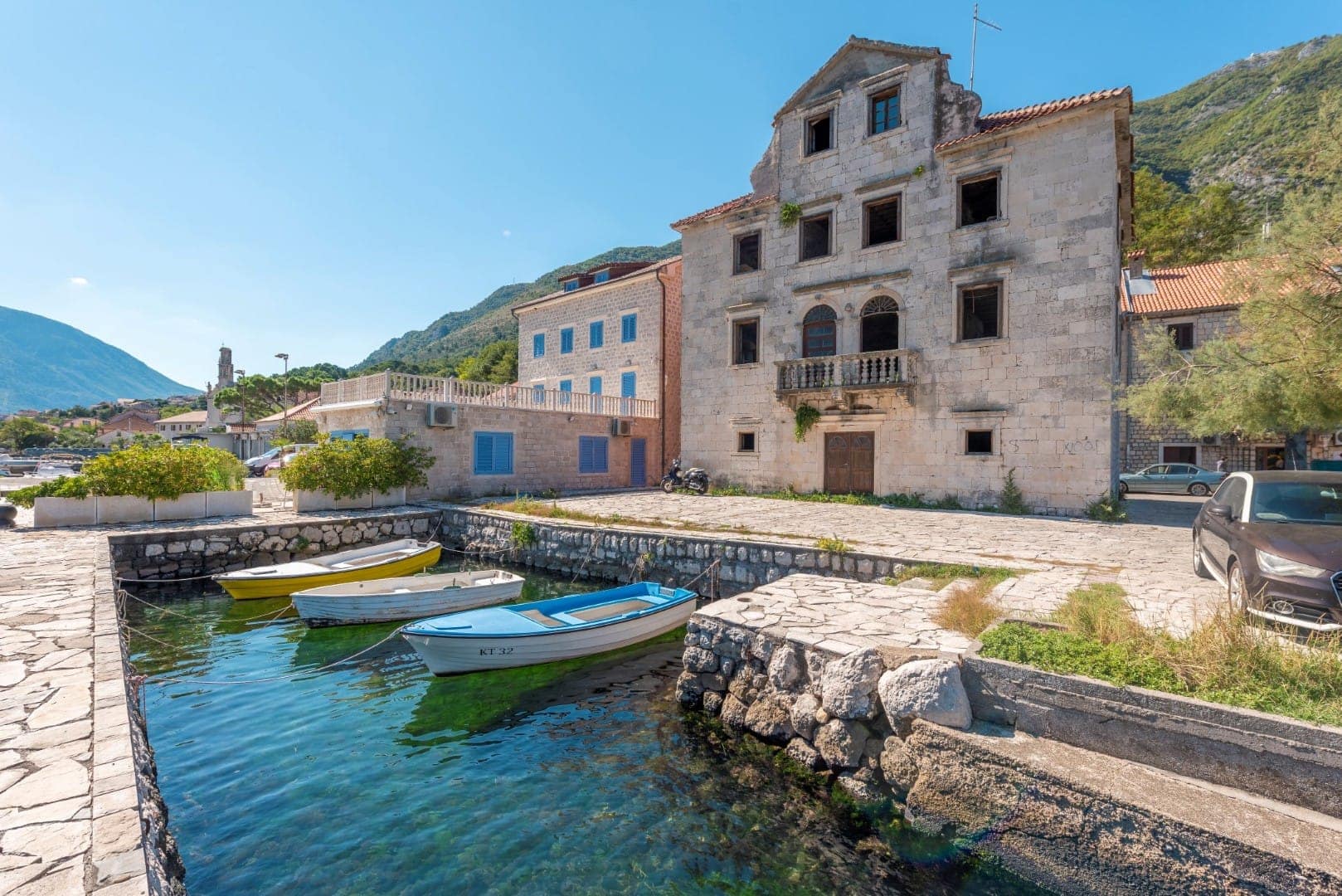 Istorijske vile na prodaju Crna Gora. Luksuzne nekretnine Crna Gora. Istorijska kamena vila za rekonstrukciju Kotor