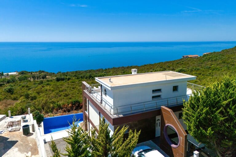 Villa with a pool and an open view of the sea