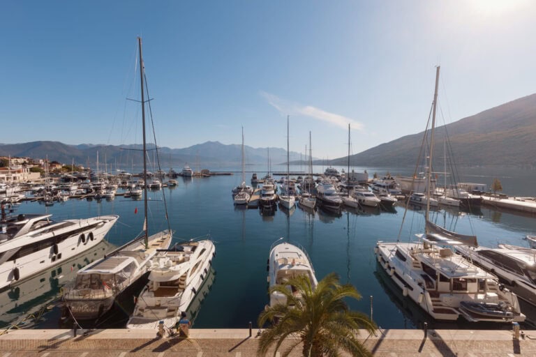 Naslovna Nekretnina.Me Portonovi, Herceg Novi, dvosoban stan sa pogledom na marinu, prodaja, garazno mjesto, marina. Ko kupuje nekretnine u Crnoj Gori? Stvarni uvidi investitora