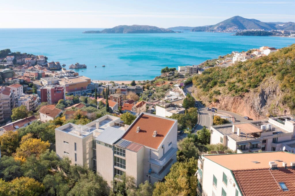 Ekskluzivne luksuzne nekretnine u Crnoj Gori za prodaju i najam, sa panoramskim pogledom na more i blizinu plaža.