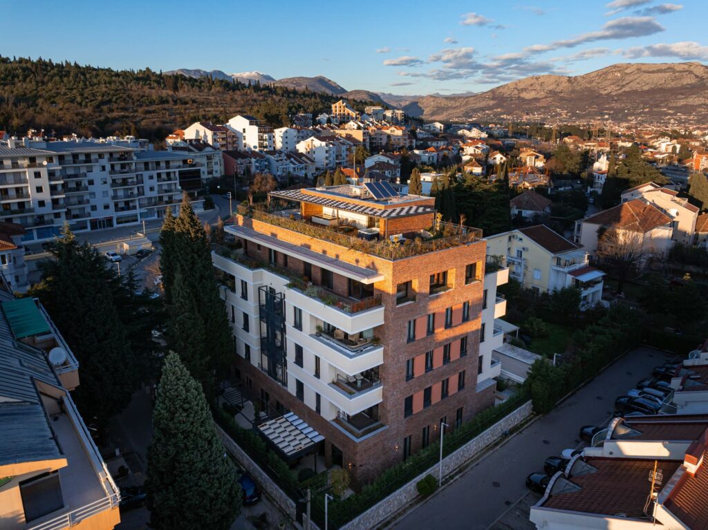 Luksuzne nekretnine Crna Gora na vrhuncu modernosti sa panoramskim pogledom na planine i more.