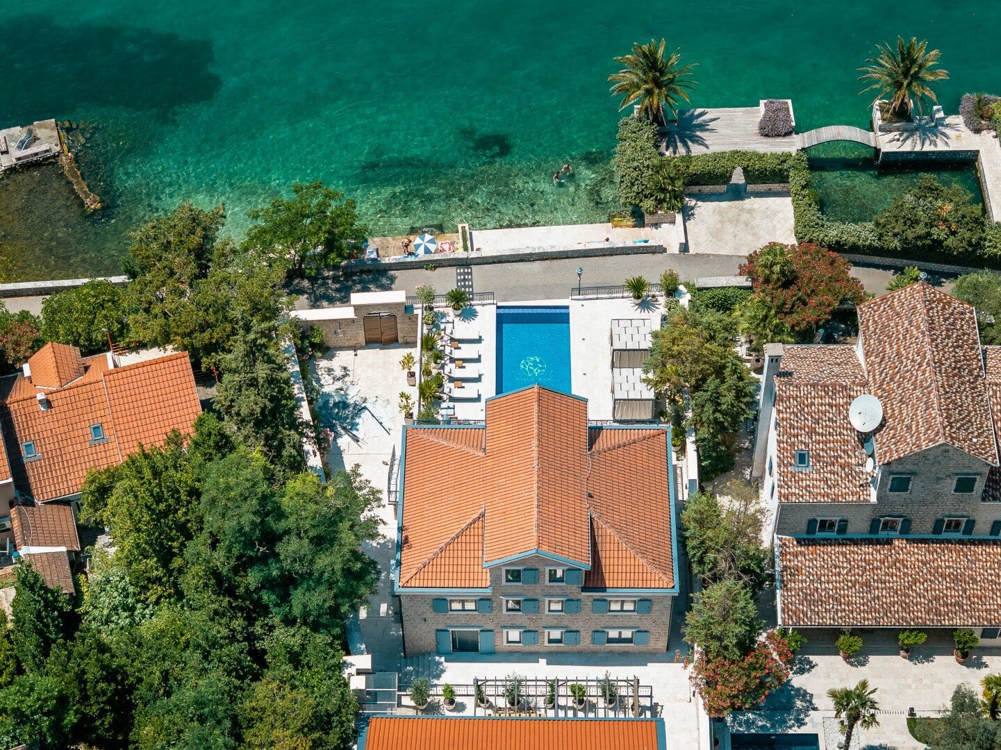 Luksuzne nekretnine Crna Gora sa bazenom i pogledom na more. Ekskluzivni stanovi i kuće za prodaju ili najam u obalnom dijelu Crne Gore.