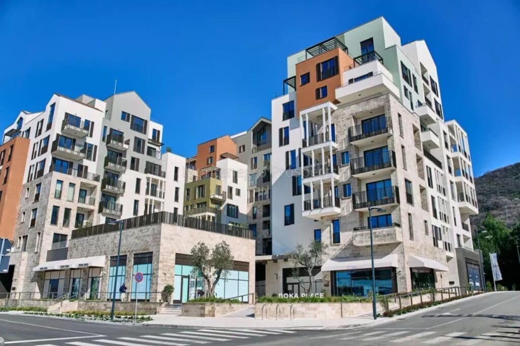Luksuzne nekretnine Crna Gora, moderne zgrade sa panoramskim pogledom i širokim balkonima. Idealno za investiciju ili stanovanje u prestižnom okruženju.