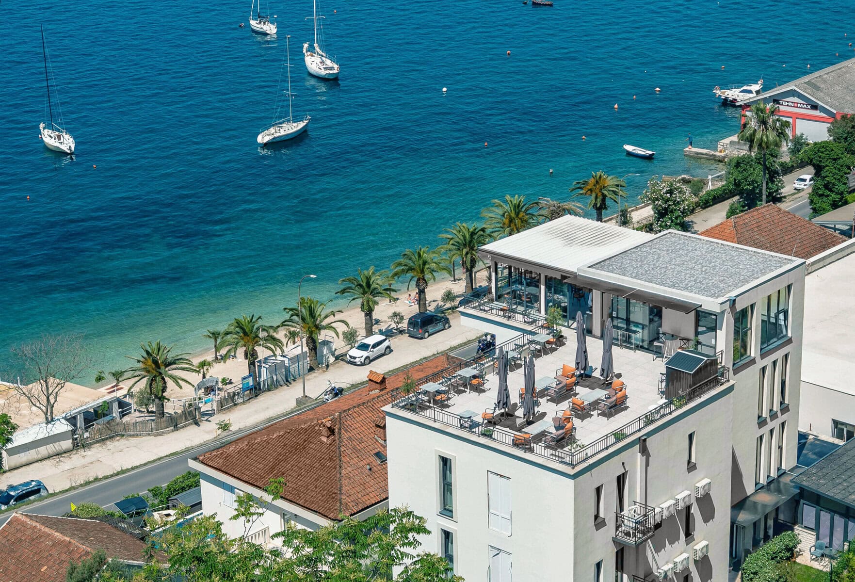 Hotel na obali u Kumboru, Crna Gora, s pogledom na more i luksuznim sadržajima.