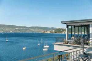 Hotel u blizini plaže, Kumbor. Ko kupuje nekretnine u Crnoj Gori? Stvarni uvid u profile investitora