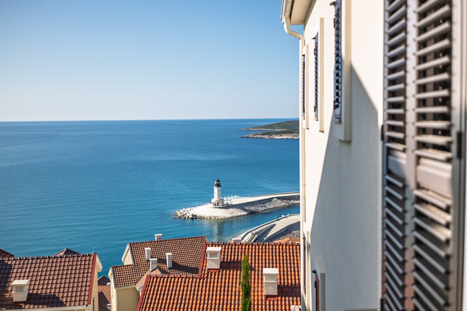 Dvosoban dizajnerski apartman sa pogledom na more, Lustica Bay, Tivat. Top 6 luksuznih nekretnina da pogledate na našem sajtu u martu 2026