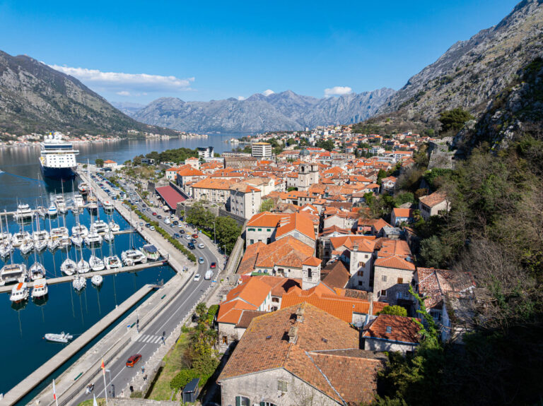 Dvosoban dupleks sa privatnom baštom i panoramskim pogledom na more, Kotor, Stari grad