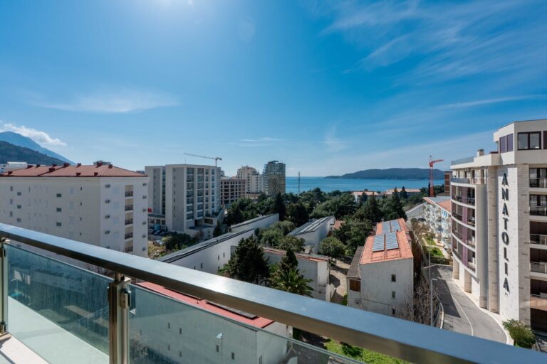 Trosoban stan sa otvorenim pogledom na more, Bečići, Budva