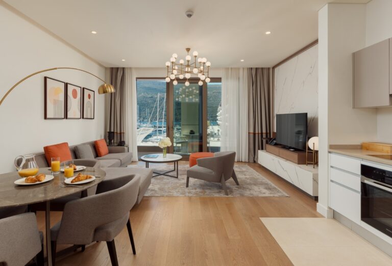 Prodaja stanova Herceg Novi. Namješten jednosoban apartman sa pogledom na marinu, Portonovi, Herceg Novi
