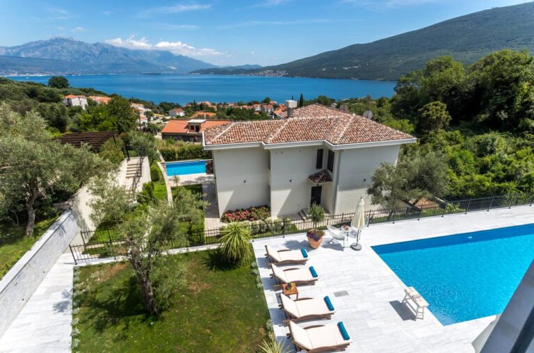 Moderna vila sa bazenom i pogledom na more, Đenovići, Herceg Novi