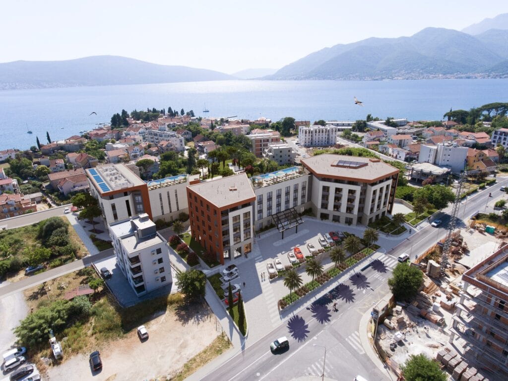 Luksuzni dvosoban apartman smješten u sklopu Radisson Blu hotela u Tivtu, s prelijepim pogledom na more i okruženjem prirode.