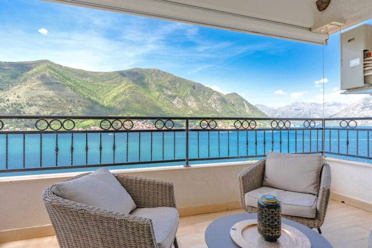 Two-bedroom apartment near the sea with two parking spaces, Dobrota