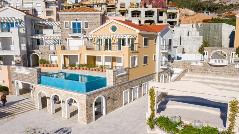 Jednosoban stan na prvoj liniji mora, Luštica Bay, Tivat