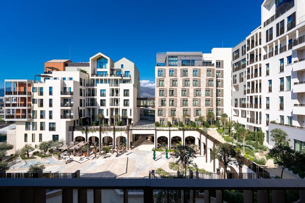 Luksuzni dvosobni stan sa pogledom na more u Boka Place, Porto Montenegro, Crna Gora. Moderni apartmani u ekskluzivnom okruže.