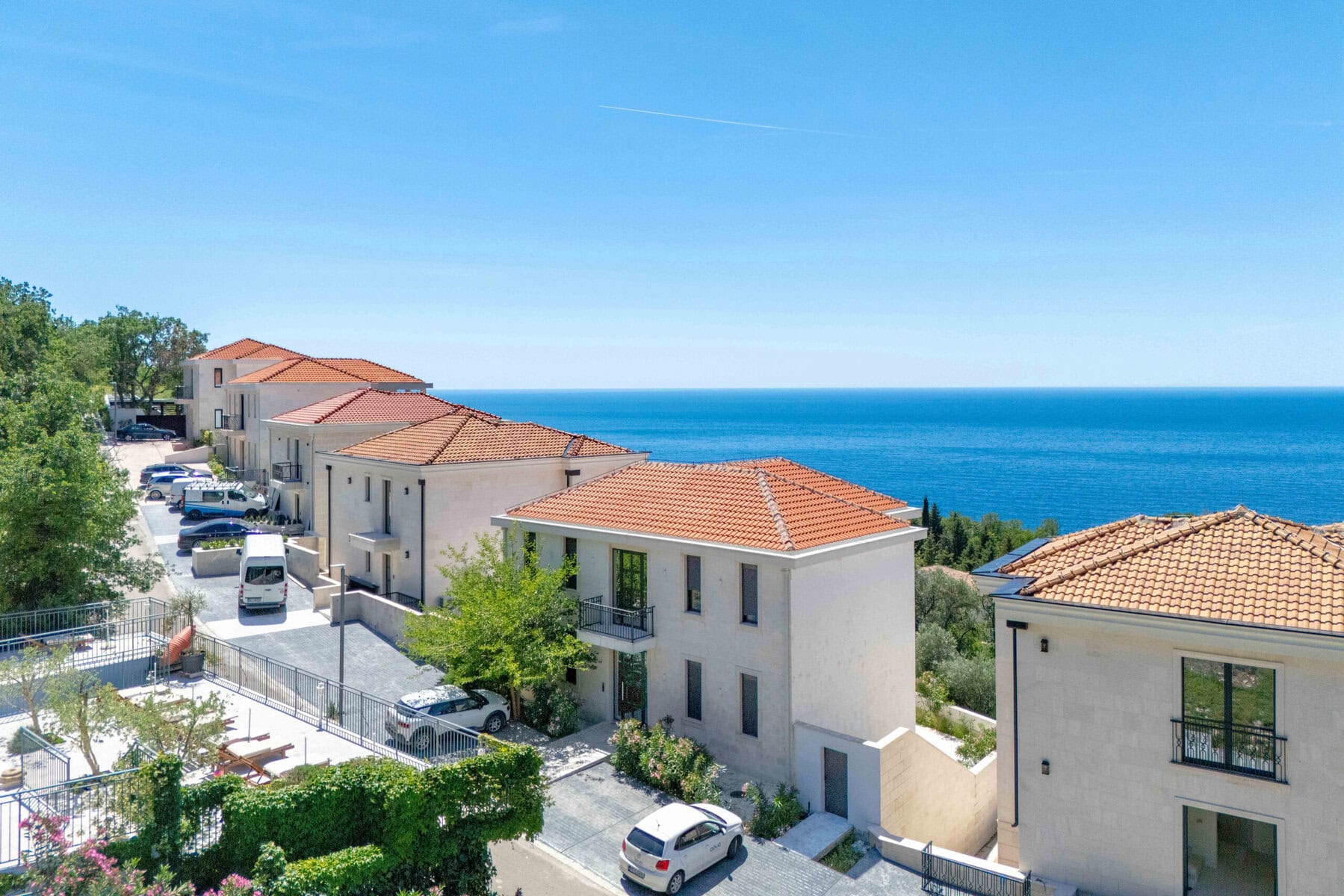 Luxury villas with sea views in Montenegro, modern architecture, surrounded by greenery, ideal for vacation and investment.