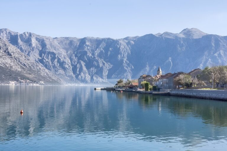Vila sa bazenom na prvoj liniji do mora, Stoliv, Kotor