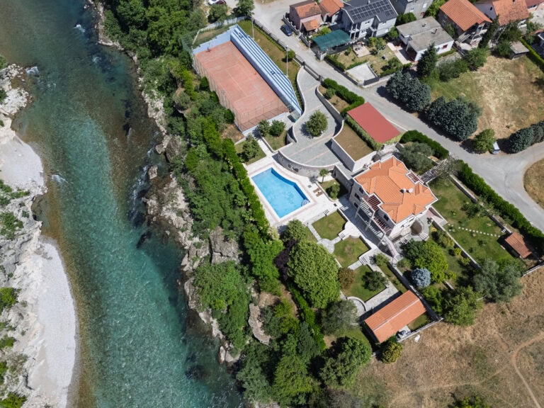 Vila sa bazenom i sportskim terenom na obali rijeke, Podgorica