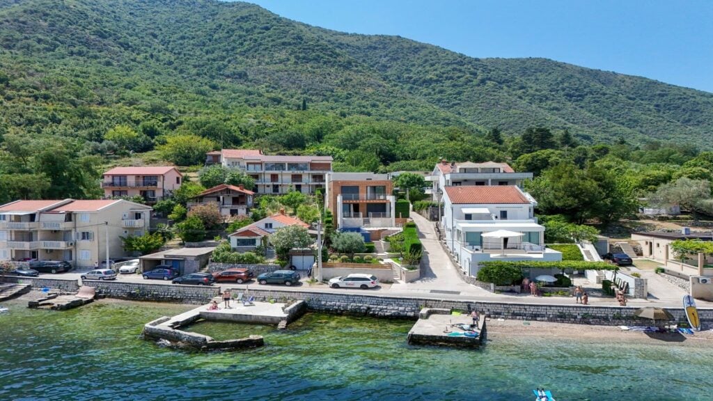 Luksuzne vile na prvoj liniji do mora u Stolivu, Kotor, Crna Gora.