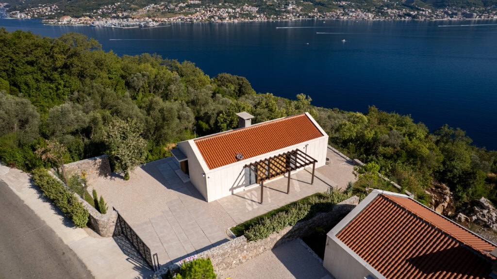 Luxury house on the Montenegrin coast with panoramic sea views, surrounded by greenery, ideal for sale or luxury rental.