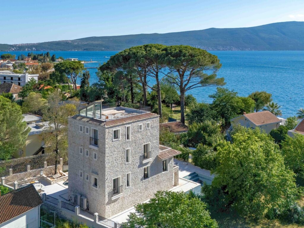 Luksuzna kuća na obali Crne Gore, pogled na more i prirodu.