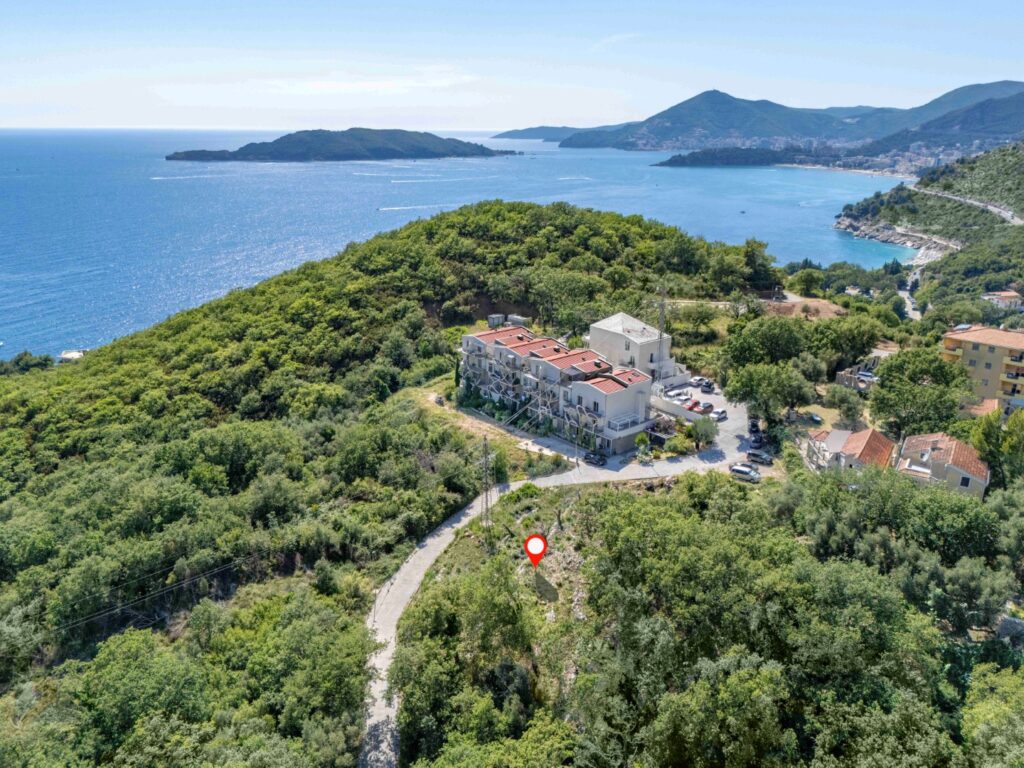 Luksuzne nekretnine na obali Crne Gore, pogled na more i okolinu.