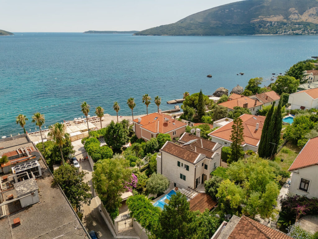 Ekskluzivna vila na drugoj liniji, Savina, Herceg Novi, pogled na more i obalu.