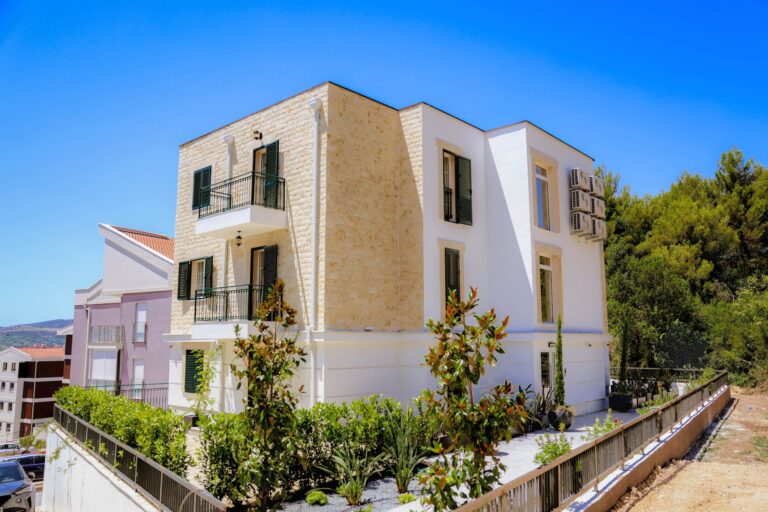 Novi dvosobni stanovi s garažnim mjestima, Tivat, Kava