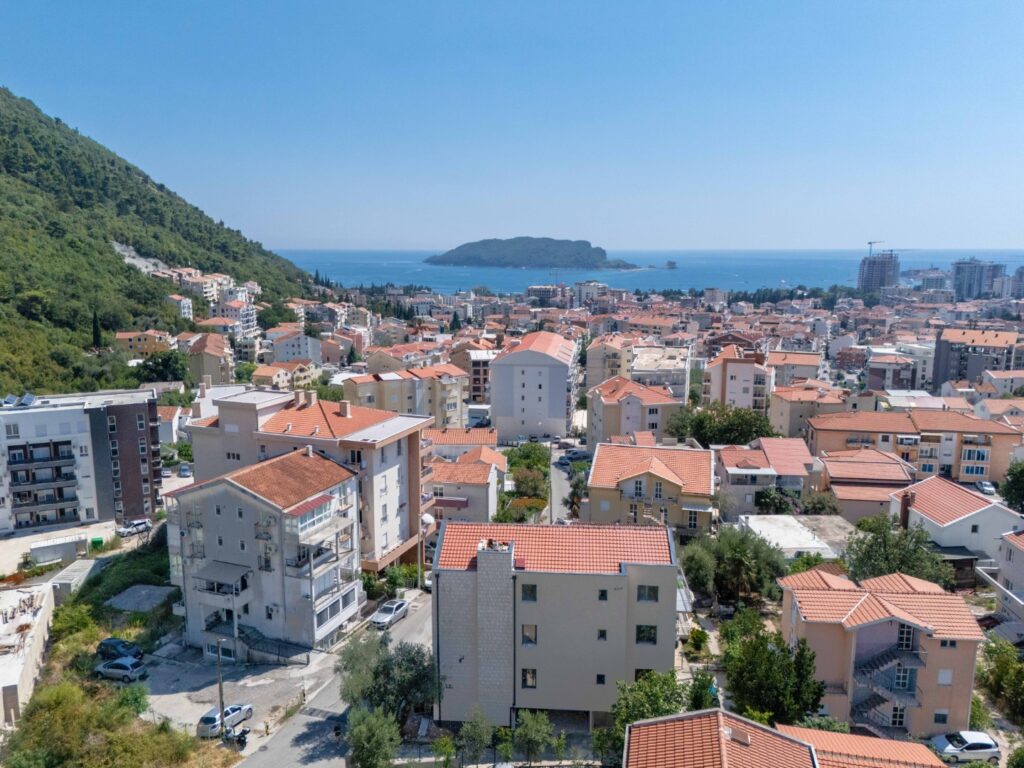 Pogled na Crnu Goru, obalni grad, more, planine, luksuzne nekretnine, Crna Gora.