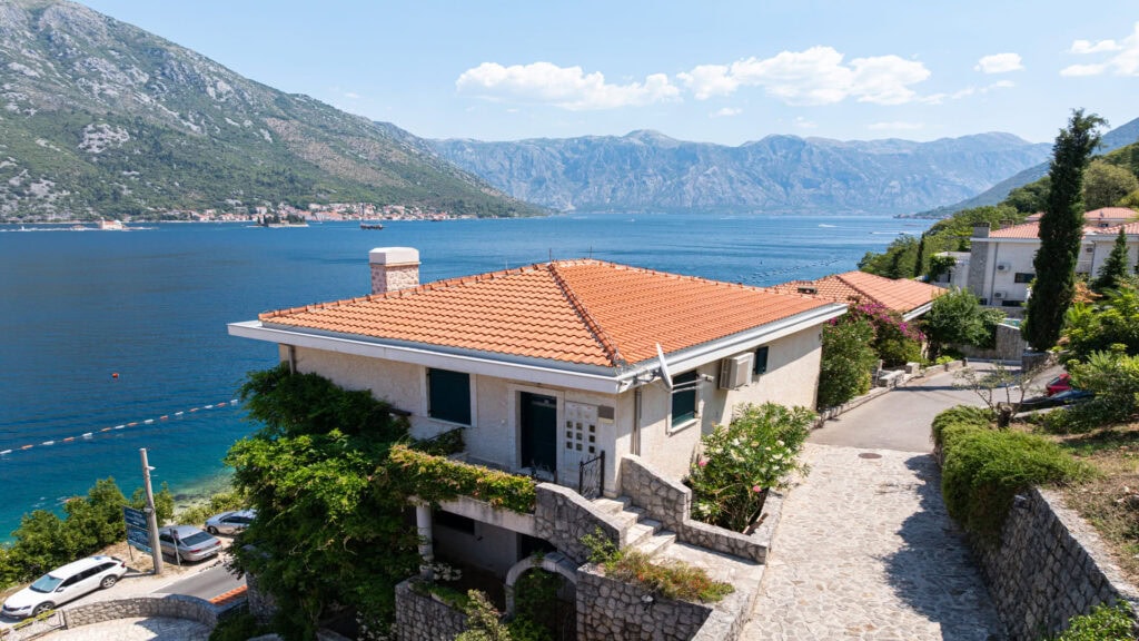 Luksuzni dvosoban apartman u kompleksu uz more u Kotoru, Crna Gora.