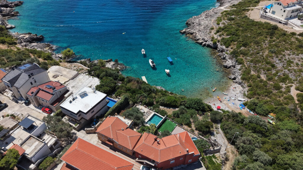 Luksuzna vila na prvoj liniji od mora u Crnoj Gori, Rt Veslo, sa pogledom na more i plažu.