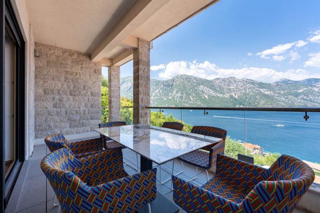 Trosoban apartman na terasi s pogledom na more u Kotoru, Crna Gora.