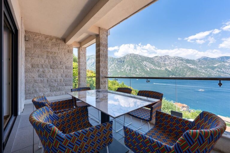 Trosoban apartman u kompleksu na prvoj liniji do mora Kostanjica, Kotor