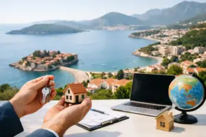 Pogled na crnogorsko primorje s kućom i laptopom, idealno za kupce iz dijaspore.
