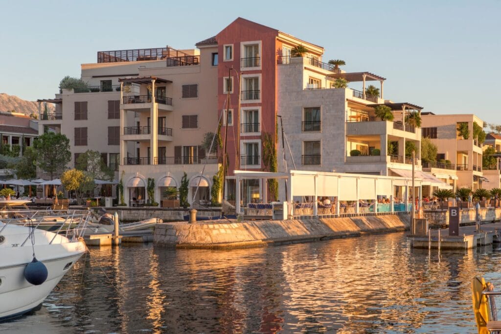 Dvosoban apartman u rezidenciji Ozana, Porto Montenegro, Crna Gora, na obali mora.