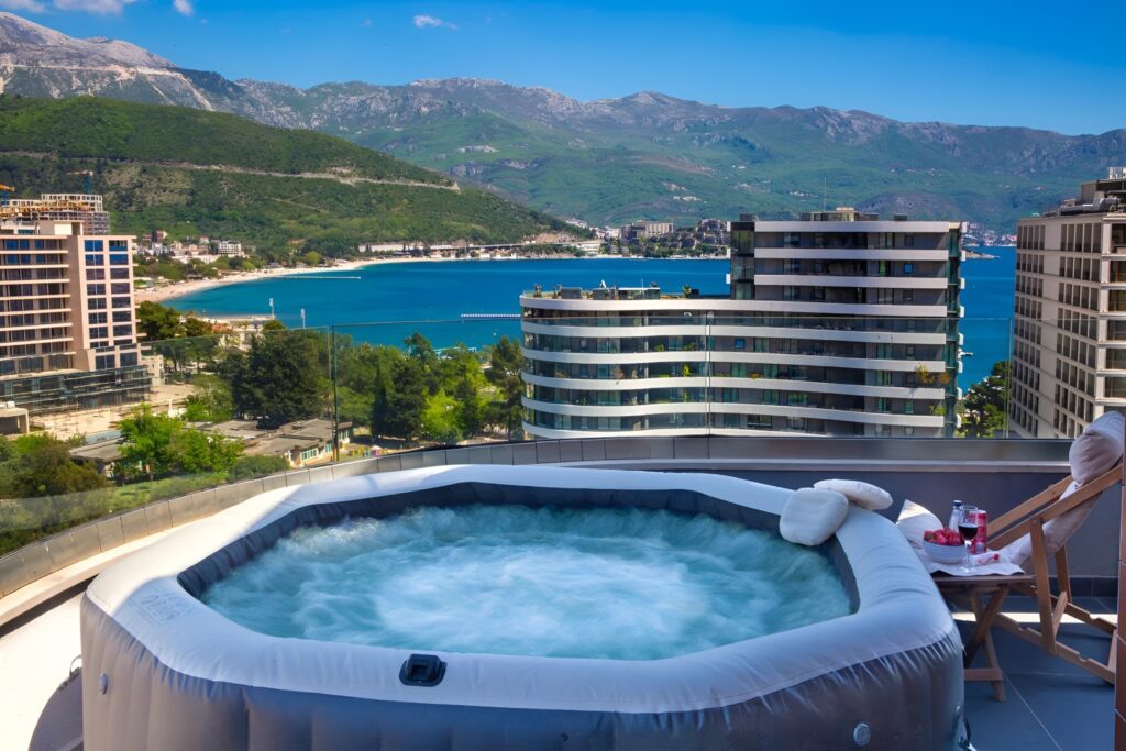 Trosoban penthaus sa jacuzzi-jem, pogled na more i planine, Crna Gora.
